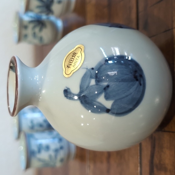 Arita Japanese Porcelain Sake Set - Tokkuri Bottle & 4 Ochoko Cups - Picture 2 of 11